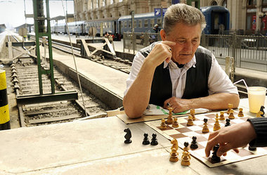 Zeit für ein Spielchen, wenn in Budapest die Züge stehen: Am 8. ... Zeit für ein Spielchen, wenn in Budapest die Züge stehen: Am 8. ...