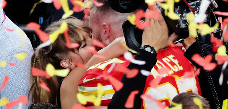 Viva Las Vegas: Taylor Swift (l.) und Travis Kelce beim Siegesku...