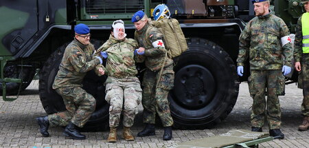 Soldaten proben eine medizinische Rettungsaktion (Köln, 23.10.20...