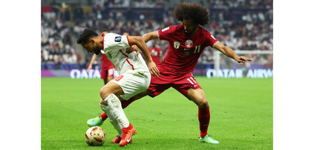 Jordaniens Musa Al-Taamari am Ball gegen Katars Akram Afif