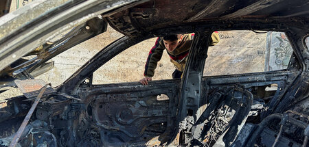 Von israelischen Siedlern zerstört: Ausgebranntes Auto bei Nablu...