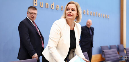 Berichtete bereits Bekanntes: Nancy Faeser (SPD, M.) in der Bund...
