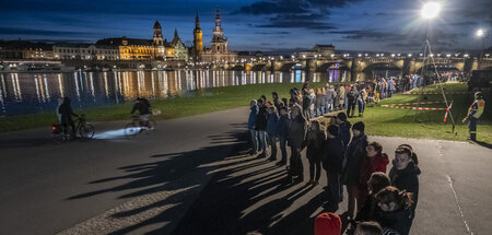 Zehn Minuten Hand in Hand: Menschenkette in Dresden am Dienstag 
