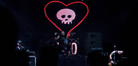 Kiss me, kiss me: Alkaline Trio