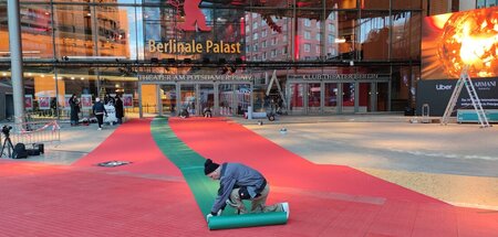 Die recycelbaren roten Teppiche vor dem Berlinale-Palast am Marl...