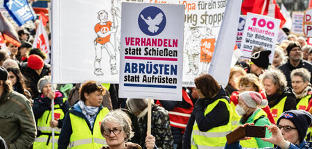 Insgesamt rund 1.500 Menschen demonstrieren in München gegen Waf...