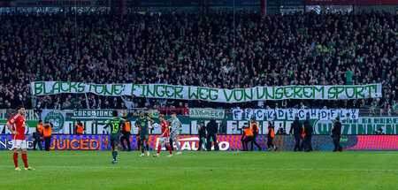 »Finger weg von unserem Sport«: Fans des VfL Wolfsburg protestie...
