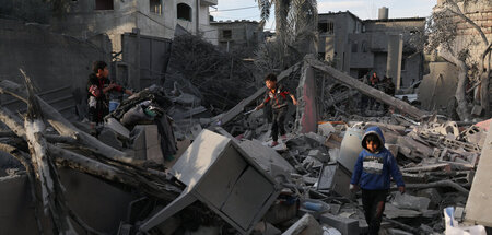 Kinder in einem durch einen Luftangriff zerstörten Haus in Rafah...