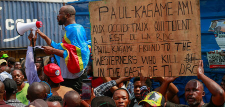 »Paul Kagame, Freund des Westens«: Demonstranten am Montag in de...