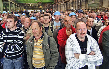 Auf einer Betriebsversammlung am Freitag erfuhren die Arbeiter d... Auf einer Betriebsversammlung am Freitag erfuhren die Arbeiter d...