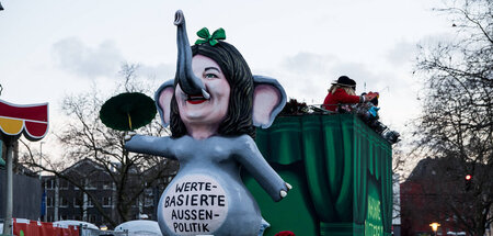 Der Elefant schaut irritiert – werd’ ich hier etwa karikiert? Der Elefant schaut irritiert – werd’ ich hier etwa karikiert?