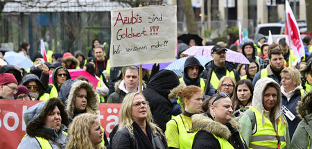 Arbeiterinnen und Arbeiter folgen dem Aufruf von Verdi zum Warns...