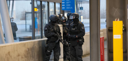 Gefährlicher Eingriff in den Bahnverkehr: Polizisten am Sonnaben...