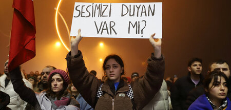 »Hört uns jemand?«: Gedenken an die Erdbebenopfer in der südtürk...