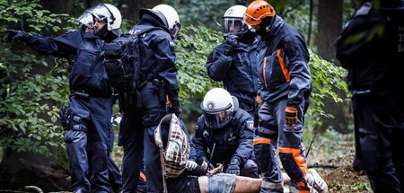 Waldschützer wollen mit Sitzblockaden die Rodung des Hambacher F...
