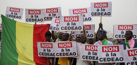 »Non à la CEDEAO«: Protest gegen die westafrikanische Wirtschaft...