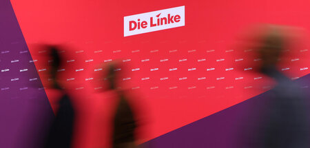 Unscharf: Delegierte des Linke-Bundesparteitages passieren eine ...