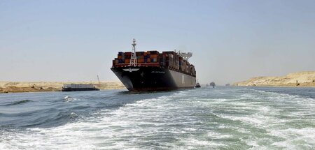 Ein Frachtschiff durchquert den Suezkanal in Ismailia (25.07.201