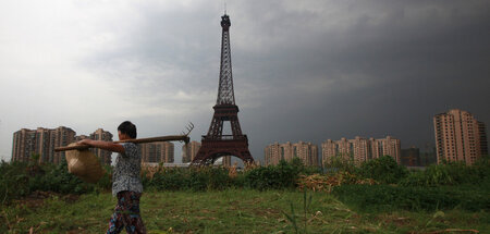 Geisterstadt mit Eiffelturm. Die in China herrschende Immobilien...