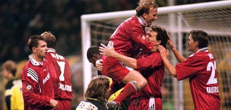 Die Einstellung stimmte: Andi Brehme (oben) feiert Olaf Marschal...