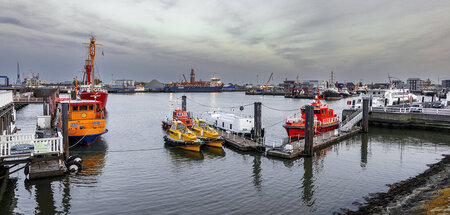 Seehafen Cuxhaven an der Elbmündung in die Nordsee, in der Mitte...