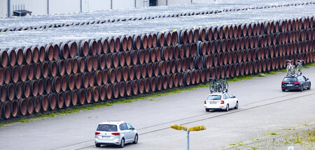 Am Hafen Sassnitz-Mukran stapeln sich Pipelinerohre für kalkulie...