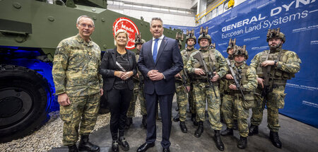 Fototermin mit der Truppe: Österreichs Bundeskanzler Nehammer po...