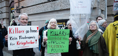 Kriegstreiber nicht willkommen: Protest gegen »Killary« Clinton ...