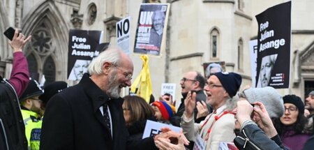 Warmer Empfang: Der Vater von Julian Assange, John Shipton, verl...