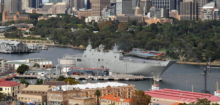 Die »HMAS Canberra« der Royal Australian Navy liegt vor Garden I...