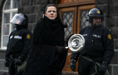 Protestlerin vor dem isländischen Parlament im Januar 2009