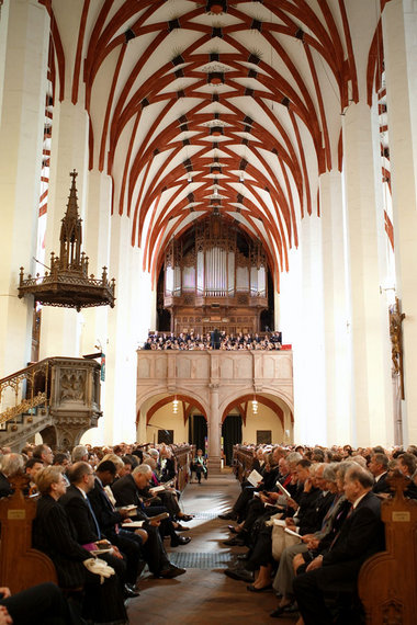 Man beachte die Kunst der Fuge (oben links)