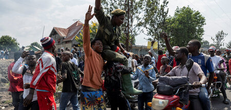 Demonstranten feiern den Kämpfer einer Miliz, die sich den von R...