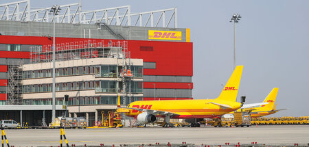 Pakete schleppen in der Nacht und im Akkord: bei DHL am Flughafe...