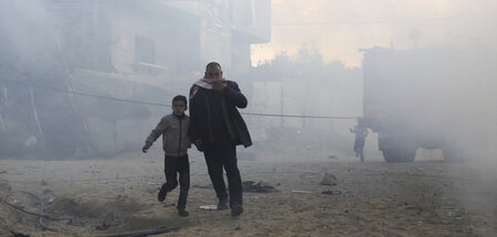Wohnhäuser zerbombt: Menschen fliehen vor israelischen Luftangri...