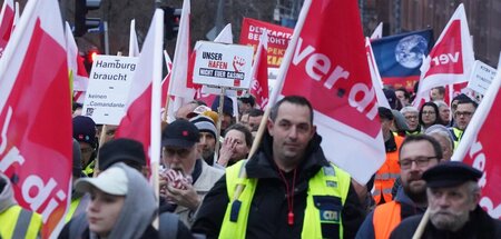 Ein Demonstrationzug der Hafenarbeiter und Sympathisanten starte...