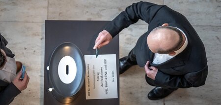 Olaf Scholz am Donnerstag im Bundestag bei der Stimmabgabe. An d...