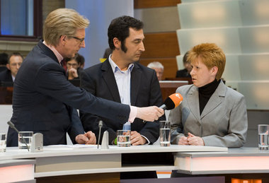 Cem Özdemir (Grüne) und Petra Pau (Linke) antworteten mit routin...