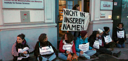 Sitzblockade vor dem Eingang zum »Institut für die Wissenschafte... Sitzblockade vor dem Eingang zum »Institut für die Wissenschafte...