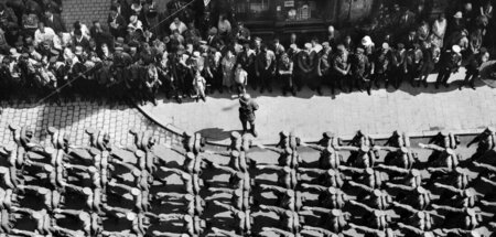 »Schreckensregiment gegen die Massen« mit »Hilfe der Massen«: Ei...