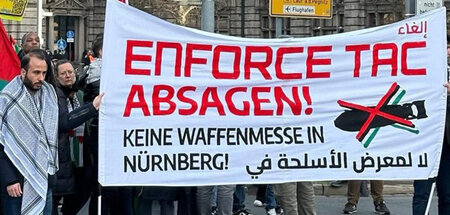 Rund 700 Menschen demonstrierten am Sonnabend gegen die Waffenme...