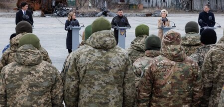 Lauschen den Verantwortlichen: Ukrainische Soldaten bei der Ansp...