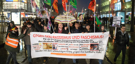 Protestzug gegen den türkischen Angriffskrieg in Nordostsyrien (...