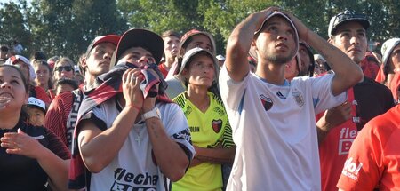 Brauchen auch Brot zu den Spielen: Argentinische Fußballfans in ...