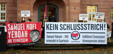 »Offenlegung aller Akten!« forderten Demonstranten vor dem Geric...