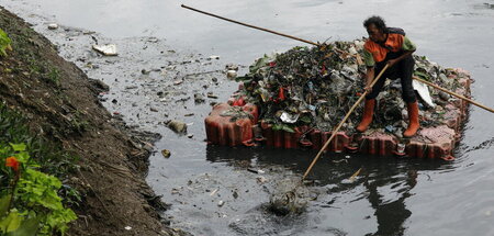 Ein Arbeiter sammelt Müll aus einem Kanal in Jakarta (14.2.2023) Ein Arbeiter sammelt Müll aus einem Kanal in Jakarta (14.2.2023)