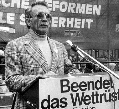 Erkämpfung der Demokratie: Lorenz Knorr auf einer Friedenskundge...