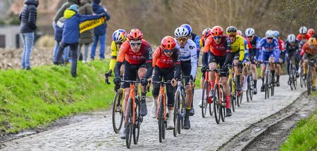 Früh gesprengt: Wout Van Aert (M.) und Co distanzieren das Haupt... Früh gesprengt: Wout Van Aert (M.) und Co distanzieren das Haupt...