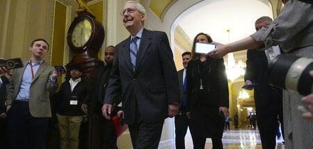 Diese Pose schafft er noch: Mitch McConnell schreitet lächelnd v