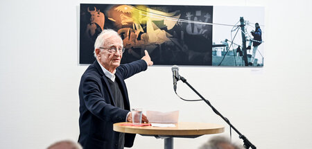 Norman Paech bei der Eröffnung der Ausstellung »Guernica-Gaza« i...